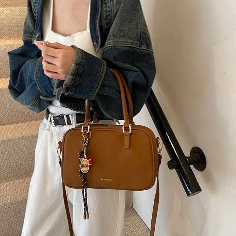 Elegant Top Handle Tote Bag For Women In Durable Leather With Spacious Compartment For Shopping 
Elegant Top Handle Tote Bag For Women In Durable Leather With Spacious Compartment For Shopping