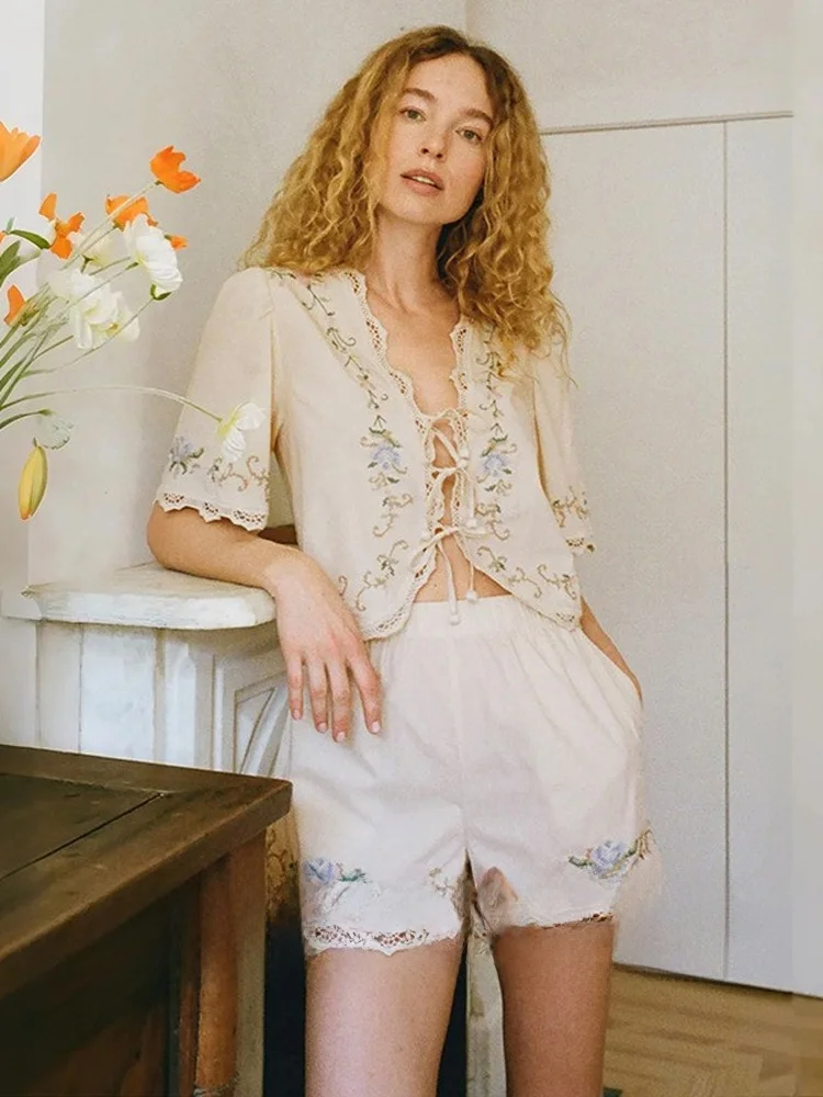 Летний кардиган August n Sle из сладкого хлопка с V-образным вырезом, вышивкой, кружевной отделкой и эластичными шортами, антивозрастной эффект
Летний кардиган August n Sle из сладкого хлопка с V-образным вырезом, вышивкой, кружевной отделкой и эластичными шортами, антивозрастной эффект