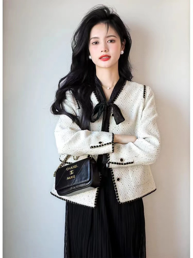 Vintage French Sweet White Patchwork Small Fragrant Sequin Short Coat Women Spring Autumn New Elegant Festival Tops Fashion Y2k
Vintage French Sweet White Patchwork Small Fragrant Sequin Short Coat Women Spring Autumn New Elegant Festival Tops Fashion Y2k