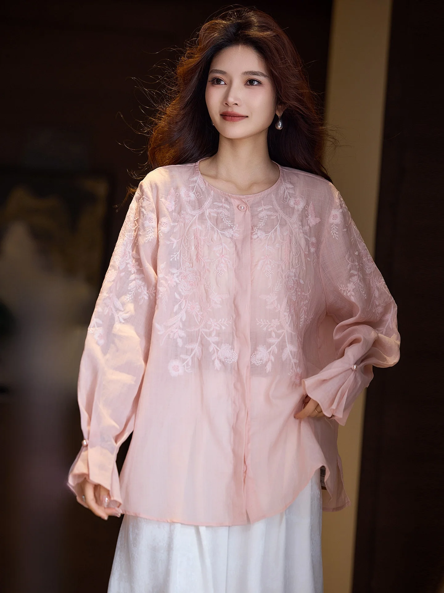 Элегантная льняная рубашка с круглым вырезом и вышивкой, женская, весенняя новинка, большие размеры, в китайском стиле, модный топ, приятный для кожи, дышащий.
Элегантная льняная рубашка с круглым вырезом и вышивкой, женская, весенняя новинка, большие размеры, в китайском стиле, модный топ, приятный для кожи, дышащий.