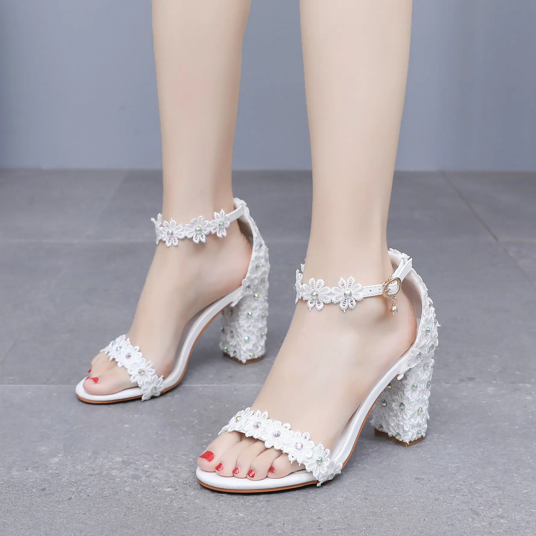 Элегантные женские свадебные туфли со стразами и белым кружевом, однотонные сандалии для невесты на массивном высоком каблуке с цветочным принтом, туфли-лодочки с пряжкой на щиколотке
Элегантные женские свадебные туфли со стразами и белым кружевом, однотонные сандалии для невесты на массивном высоком каблуке с цветочным принтом, туфли-лодочки с пряжкой на щиколотке