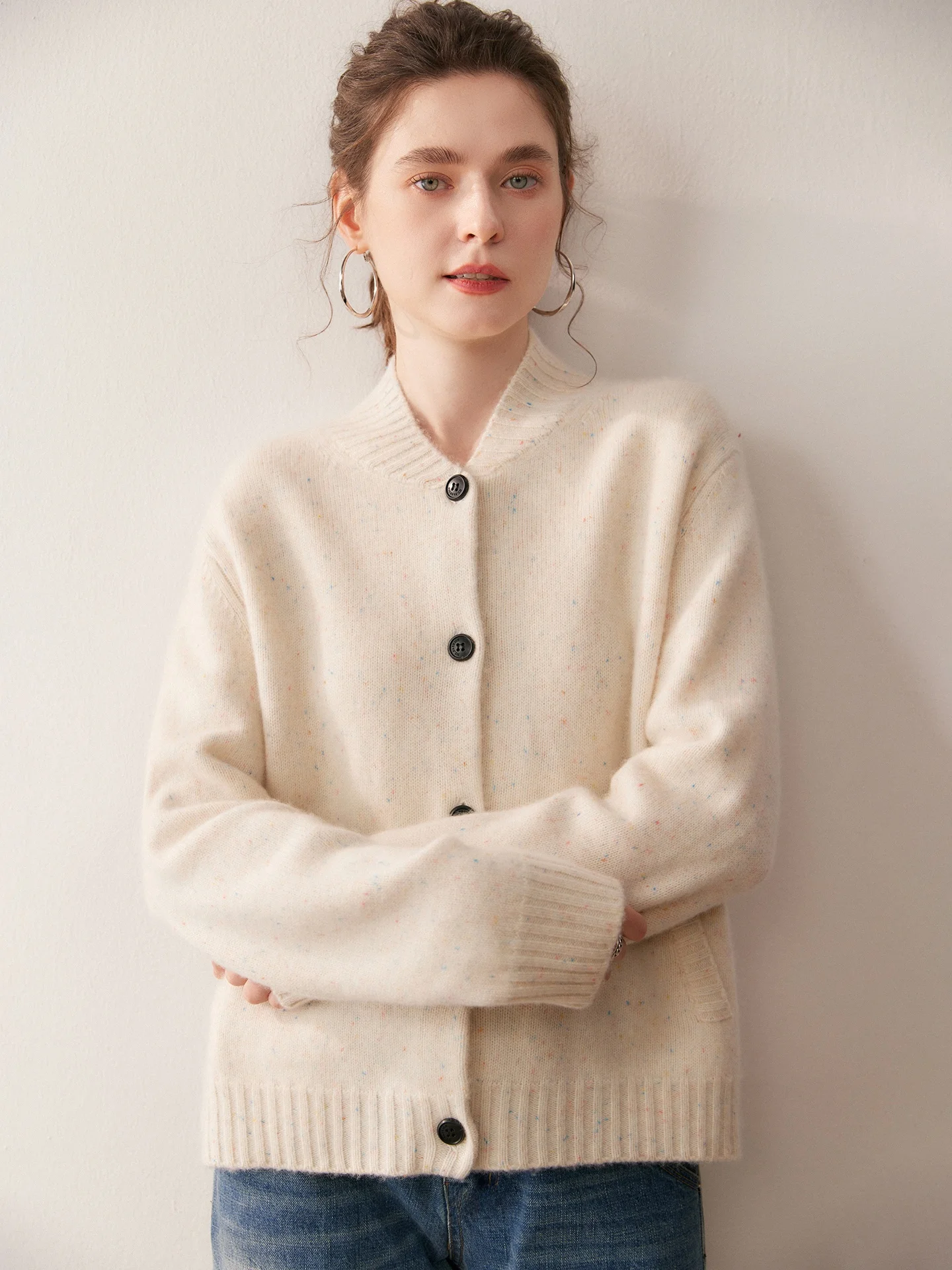 Женский кардиган с V-образным вырезом и длинными рукавами, свободного кроя, с воротником-бомбером, теплая верхняя одежда, простой стиль для повседневной носки
Женский кардиган с V-образным вырезом и длинными рукавами, свободного кроя, с воротником-бомбером, теплая верхняя одежда, простой стиль для повседневной носки