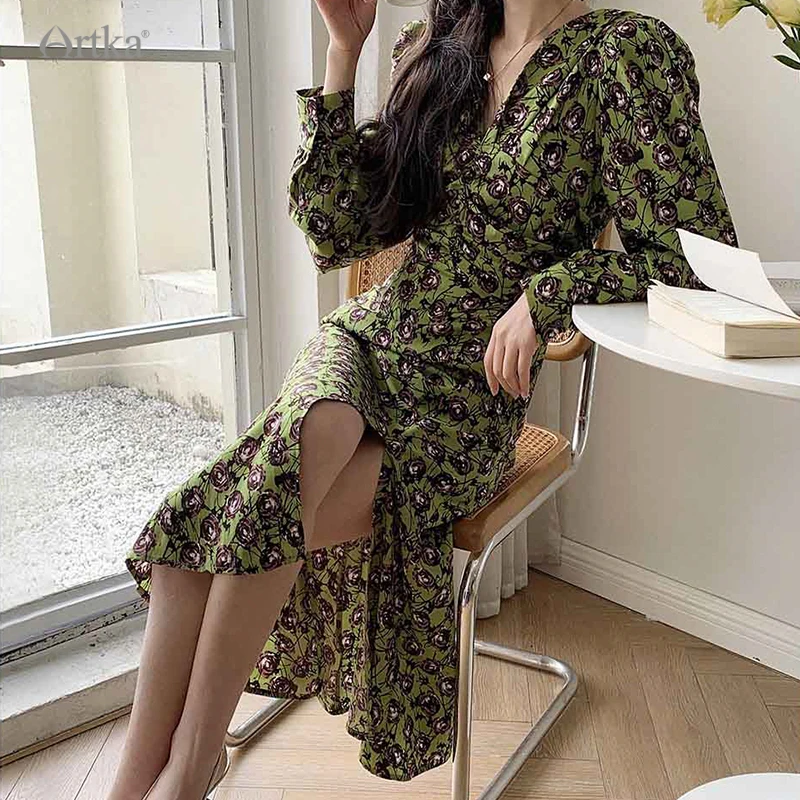 ARTKA 2023 Spring New Women Dress Elegant Puff Sleeve Floral Prints Dresses V-Neck High Waist Mermaid Split Long Dress 23LA007C
ARTKA 2023 Spring New Women Dress Elegant Puff Sleeve Floral Prints Dresses V-Neck High Waist Mermaid Split Long Dress 23LA007C