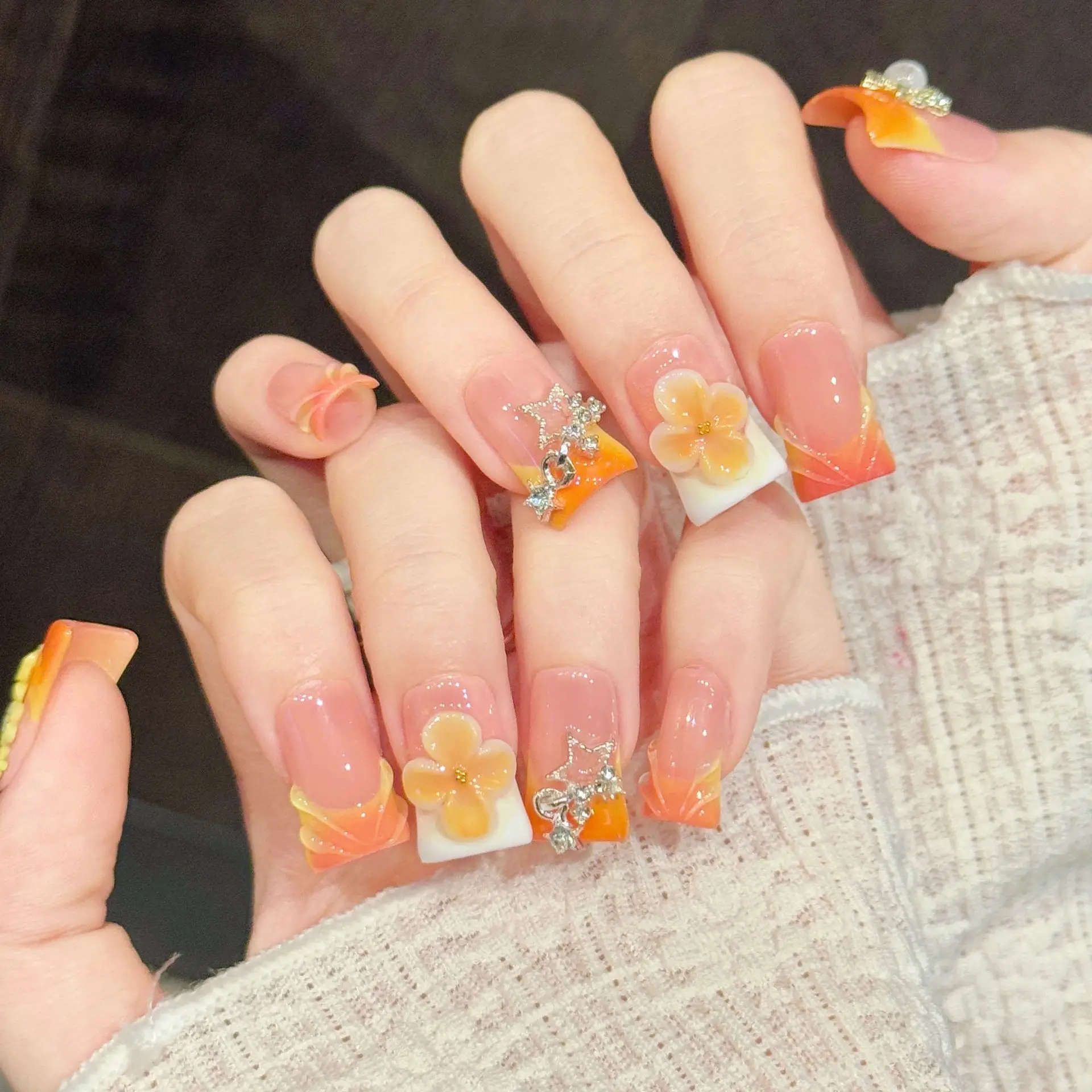 Накладные ногти Duckbill French Handmade Press On Nails, оранжево-розовый градиент, искусственные ногти с 3D цветочным декором и стразами, короткие накладные ногти.
Накладные ногти Duckbill French Handmade Press On Nails, оранжево-розовый градиент, искусственные ногти с 3D цветочным декором и стразами, короткие накладные ногти.