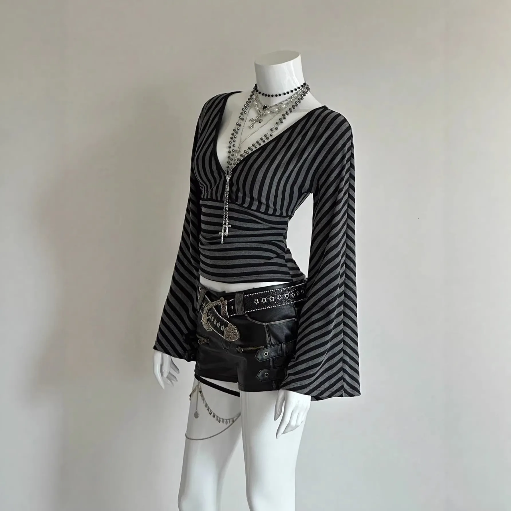 Early Spring Dark Sweet Cool V-neck Cross Pleated Top Micro-flared Sleeve Slim Striped T-shirt Women
Early Spring Dark Sweet Cool V-neck Cross Pleated Top Micro-flared Sleeve Slim Striped T-shirt Women