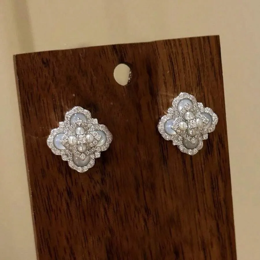 Silver Needle Opal Rhombus Pearl Flower Stud Earrings Retro Court Style Earrings Light Luxury High-End Earrings Women
Silver Needle Opal Rhombus Pearl Flower Stud Earrings Retro Court Style Earrings Light Luxury High-End Earrings Women