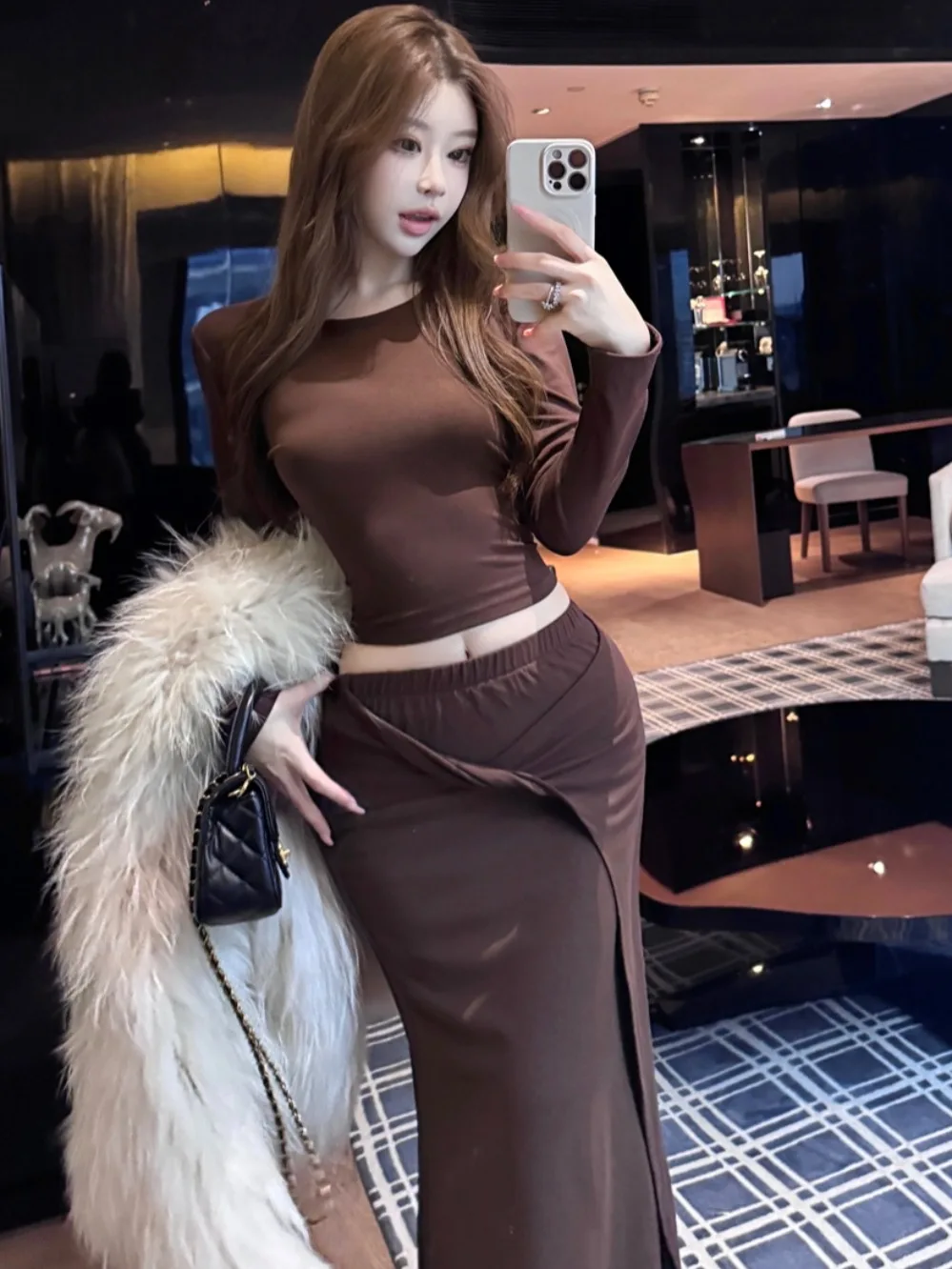 Осенне-зимний шикарный винтажный женский комплект OOTD: облегающая юбка и топ, модный женский костюм из двух предметов
Осенне-зимний шикарный винтажный женский комплект OOTD: облегающая юбка и топ, модный женский костюм из двух предметов