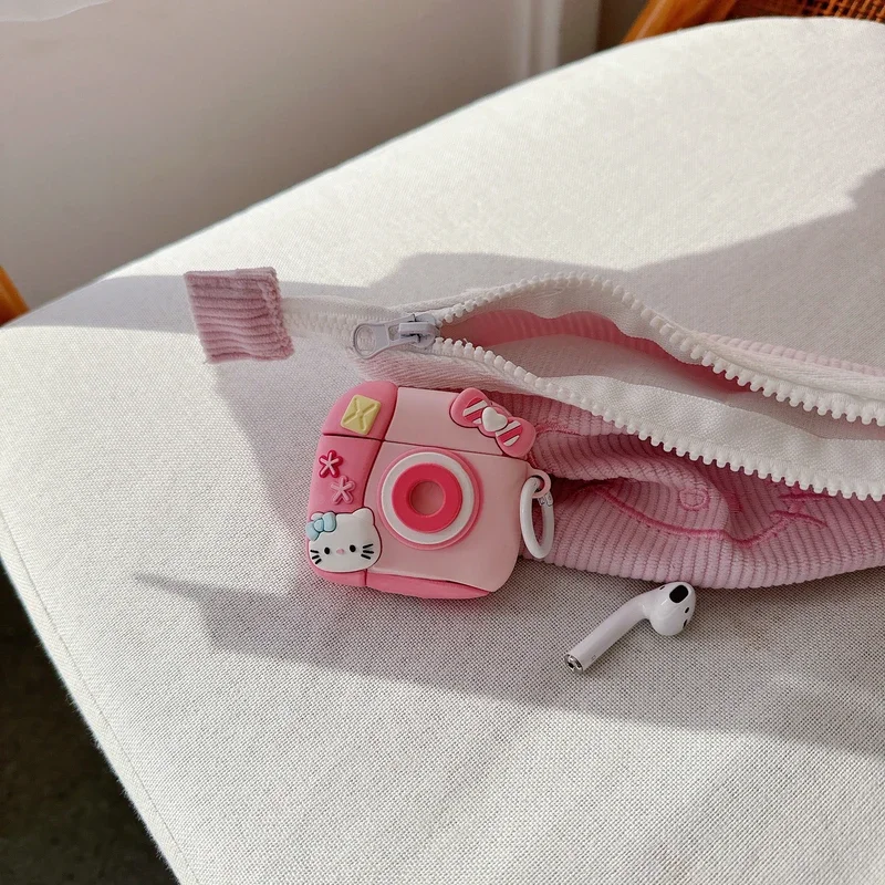 Милый чехол для наушников с камерой Sanrio Hello Kitty для Airpods 1, 2, 3, 4 Pro 2, беспроводная Bluetooth-гарнитура, защитный мягкий силиконовый чехол
Милый чехол для наушников с камерой Sanrio Hello Kitty для Airpods 1, 2, 3, 4 Pro 2, беспроводная Bluetooth-гарнитура, защитный мягкий силиконовый чехол