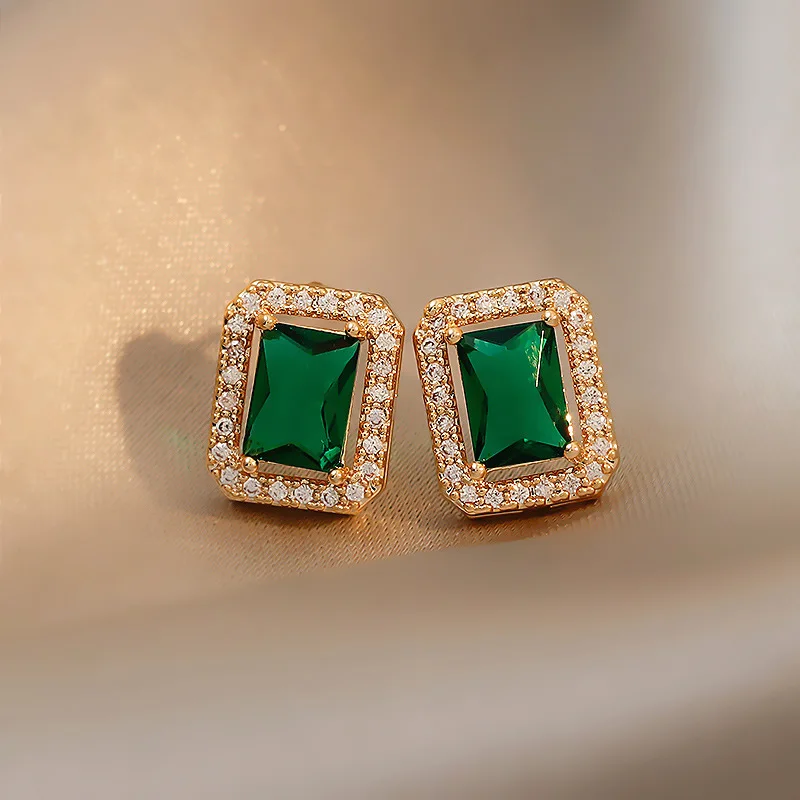 European And American Fashionable Women's Light Luxury High-End Feeling New Versatile, Beautiful And Personalized Earrings
European And American Fashionable Women's Light Luxury High-End Feeling New Versatile, Beautiful And Personalized Earrings