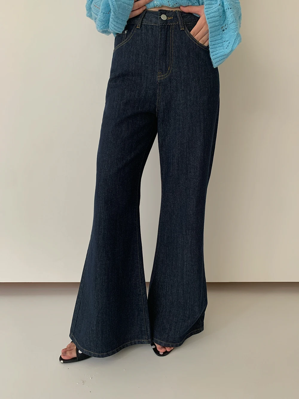 Retro High Waist Bell Bottom Jeans Women's Deep Blue Versatile Cotton Stretchy Zipper Fly Slim Fit Autumn New Arrival
Retro High Waist Bell Bottom Jeans Women's Deep Blue Versatile Cotton Stretchy Zipper Fly Slim Fit Autumn New Arrival