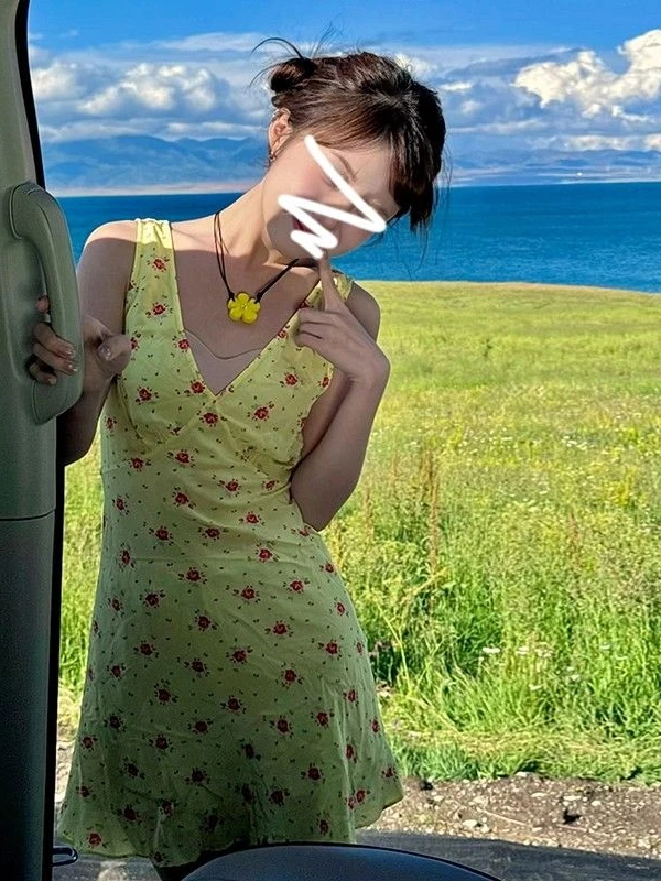 Summer New Yellow V-neck Floral Vest Dress Women's Sleeveless Short Skirt Tea Break High Waist Korean Style Commute Wind Dress
Summer New Yellow V-neck Floral Vest Dress Women's Sleeveless Short Skirt Tea Break High Waist Korean Style Commute Wind Dress