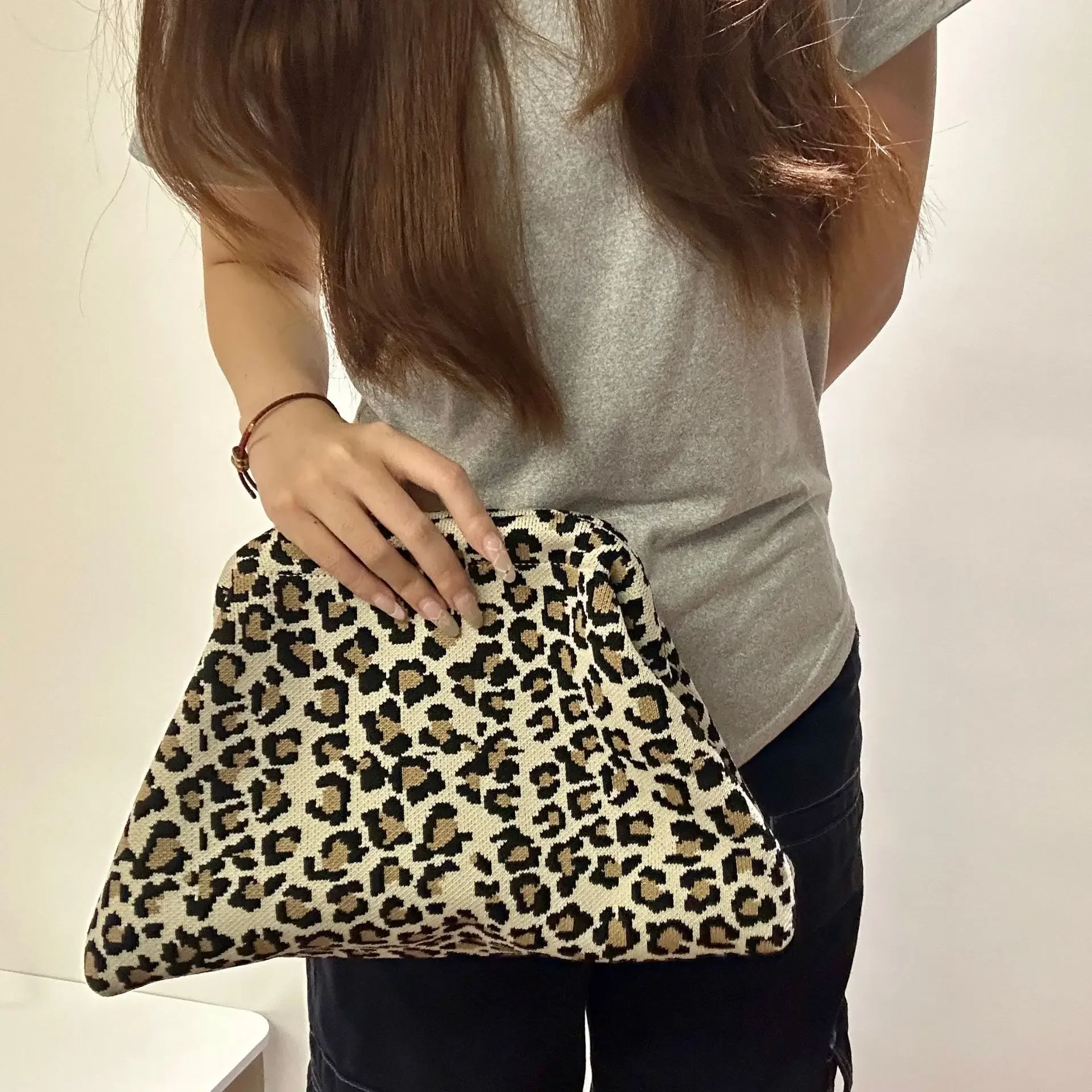 2024 Fashion Women Clash Clutch Korean Fashion Evening Bags Large Capacity Female Cosmetic Bags Luxury Designer Dinner Bag
2024 Fashion Women Clash Clutch Korean Fashion Evening Bags Large Capacity Female Cosmetic Bags Luxury Designer Dinner Bag