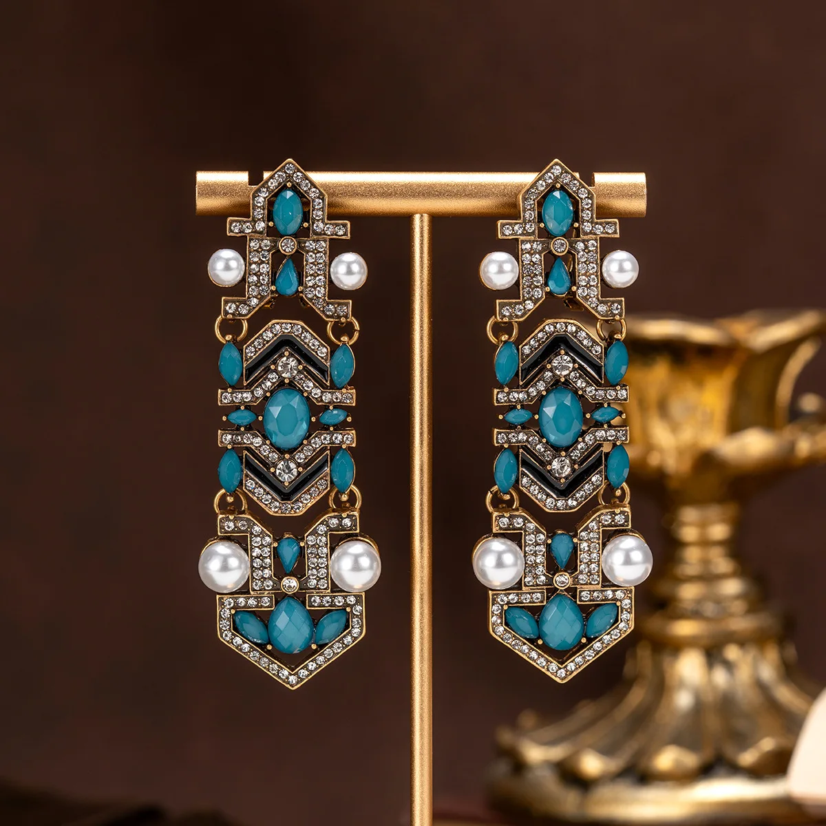 Medieval Vintage Geometric Regular Rhinestone Paved Earrings Temperament Versatile High-end Pearl Earrings for Women
Medieval Vintage Geometric Regular Rhinestone Paved Earrings Temperament Versatile High-end Pearl Earrings for Women