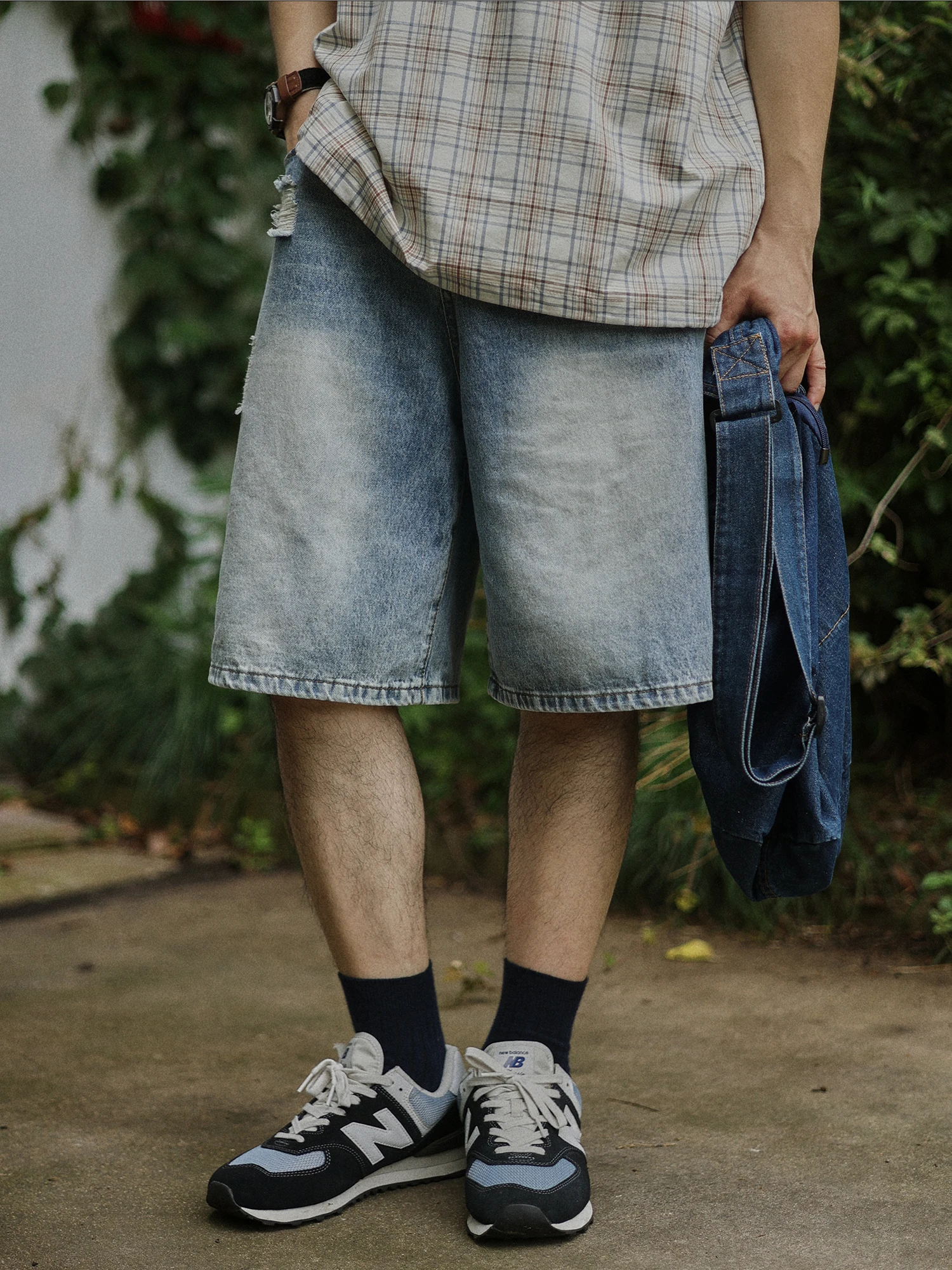Retro Hole Denim Shorts for Young Men Summer Loose Casual Wide Leg Light Cotton Polyester Blend Fashionable Five-Point Pants
Retro Hole Denim Shorts for Young Men Summer Loose Casual Wide Leg Light Cotton Polyester Blend Fashionable Five-Point Pants