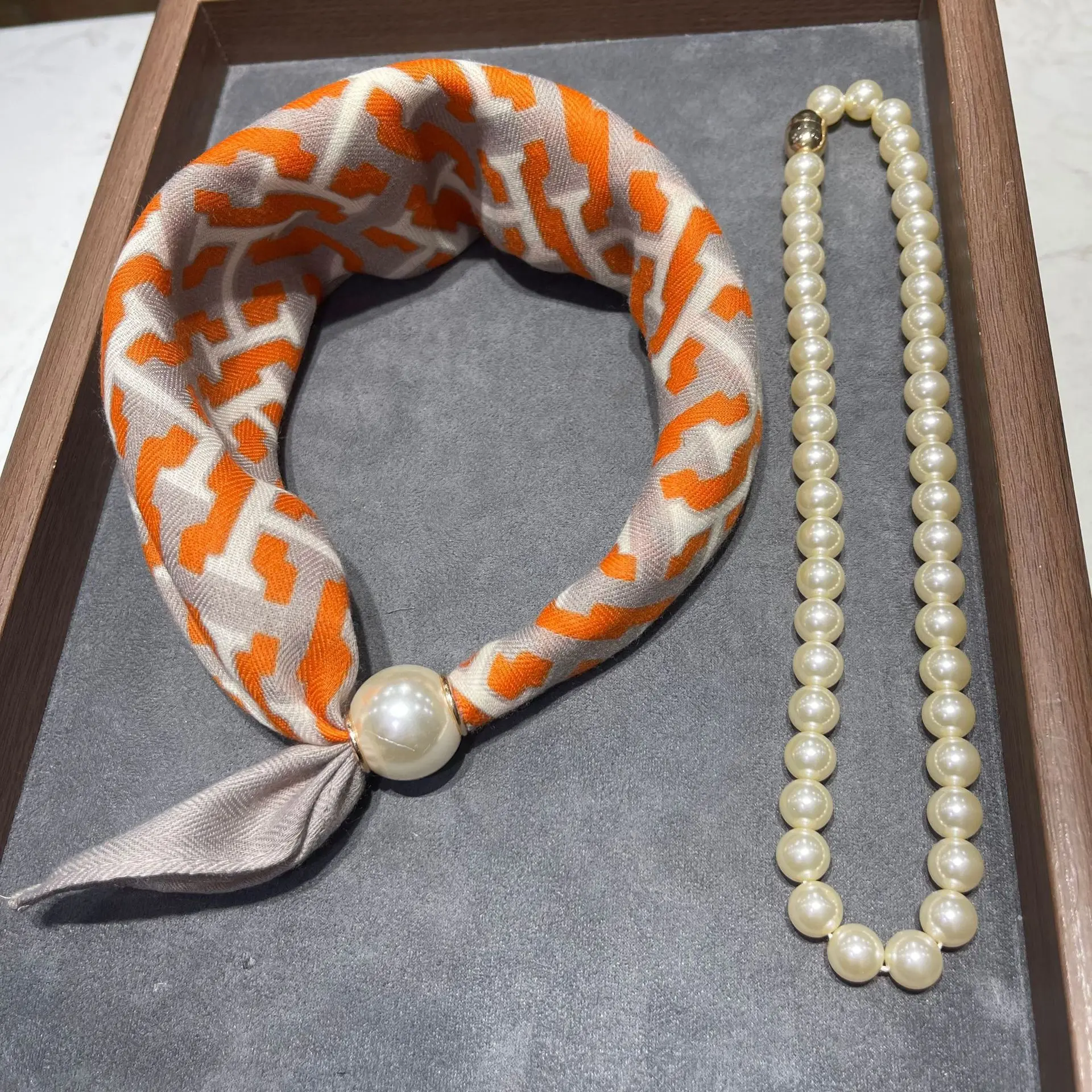 1Pc new silk scarf new magnetic buckle bead long silk scarf necklace women's spring and autumn summer neck protection
1Pc new silk scarf new magnetic buckle bead long silk scarf necklace women's spring and autumn summer neck protection