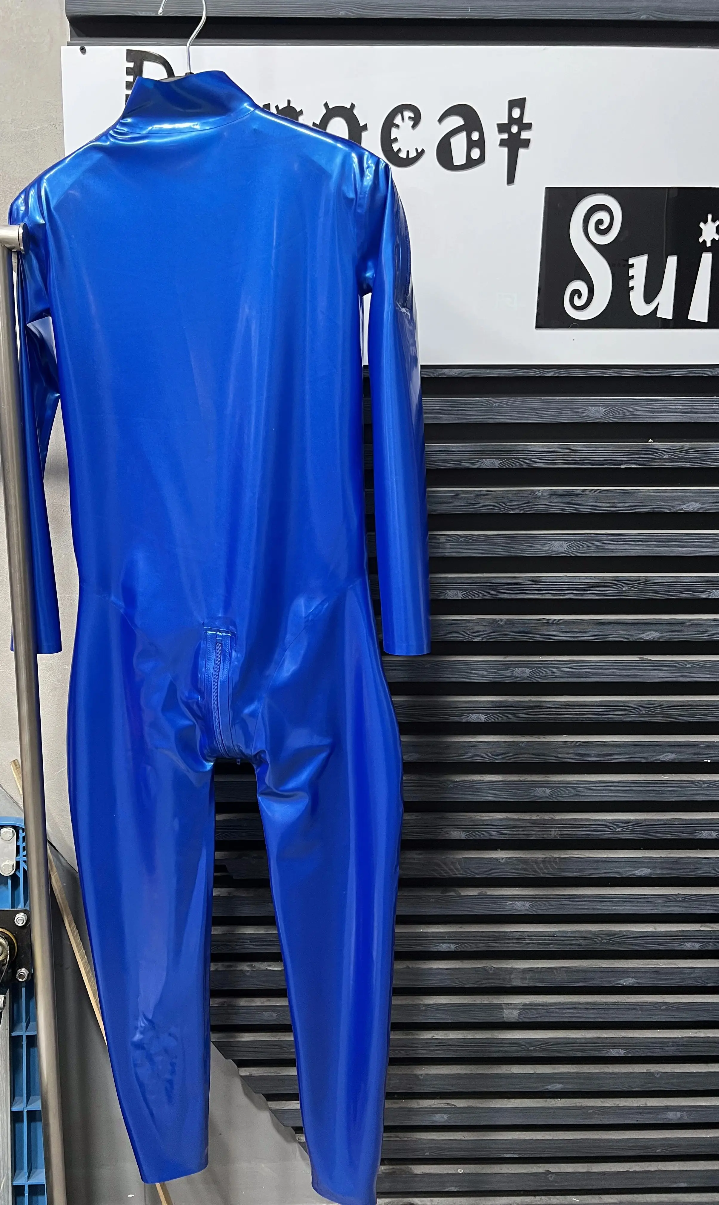 Shoulder Zipper Blue Latex Catsuit men High Neck Long Sleeve Shiny Rubber Jumpsuit Tight Stretch Bodysuit For Party
Shoulder Zipper Blue Latex Catsuit men High Neck Long Sleeve Shiny Rubber Jumpsuit Tight Stretch Bodysuit For Party