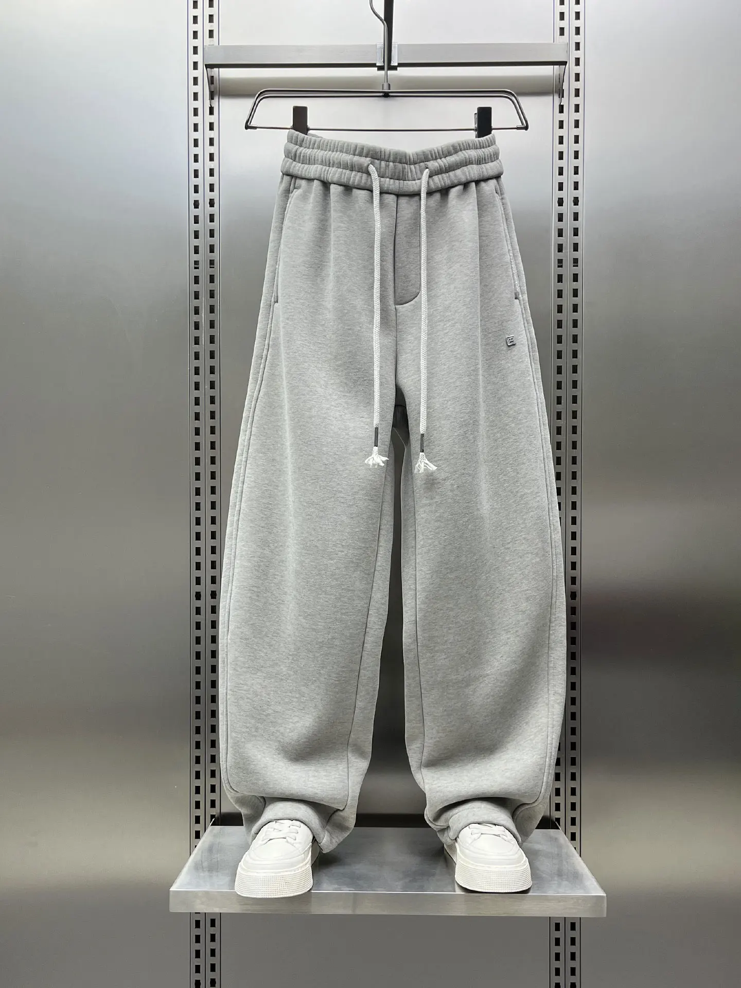 Новинка 2025, мужские повседневные прямые брюки, свободный крой, широкие спортивные штаны на подкладке, простой дизайн, зимний тренд, бренд
Новинка 2025, мужские повседневные прямые брюки, свободный крой, широкие спортивные штаны на подкладке, простой дизайн, зимний тренд, бренд