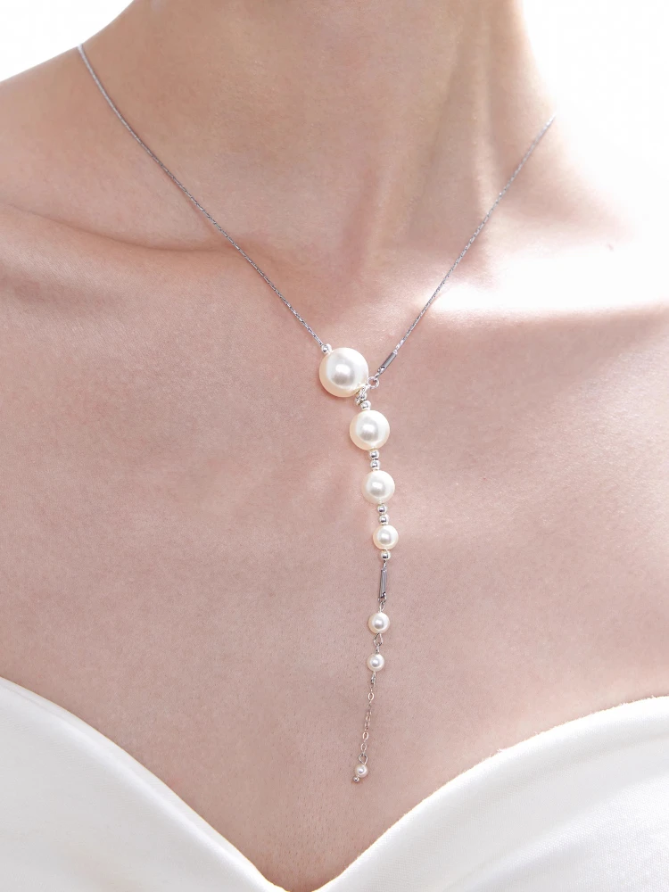 Broken urban random buckle design sense pearl neck chain temperament collarbone chain advanced sense
Broken urban random buckle design sense pearl neck chain temperament collarbone chain advanced sense