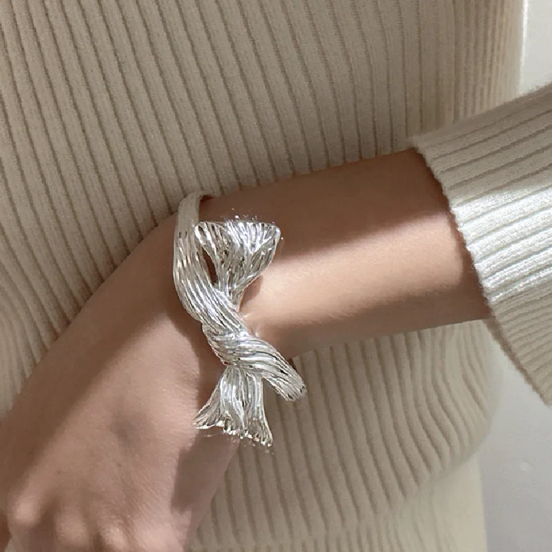 Exaggerate Silver Color Liquid Metal Bracelets For Female Fashion Texture Bow Tie New Bracelet for Women Girl Jewelry
Exaggerate Silver Color Liquid Metal Bracelets For Female Fashion Texture Bow Tie New Bracelet for Women Girl Jewelry