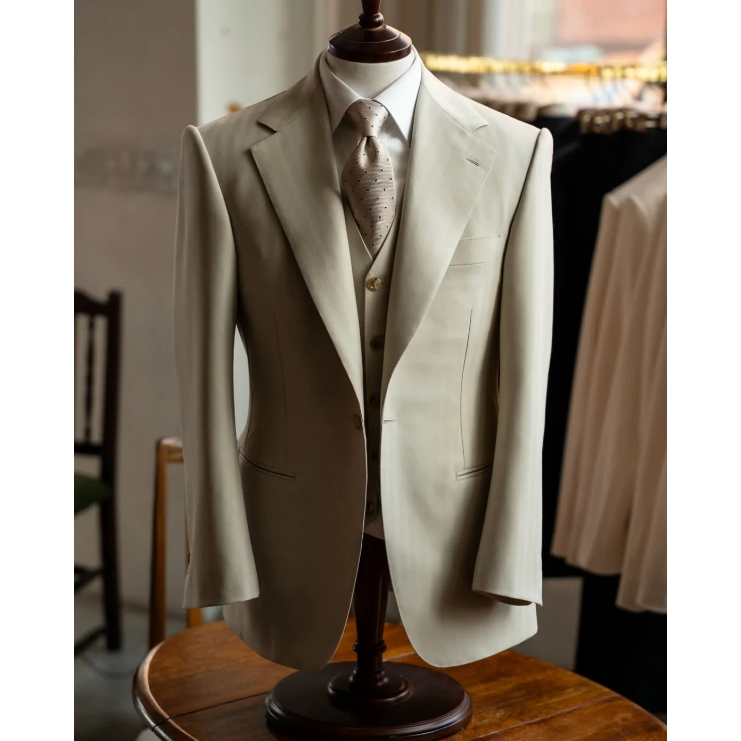 Men's Beige 2 Piece Suit Single Breasted Peak Lapel Formal Blazer Business Wedding Groom Tuxedo for Prom Party Customized
Men's Beige 2 Piece Suit Single Breasted Peak Lapel Formal Blazer Business Wedding Groom Tuxedo for Prom Party Customized