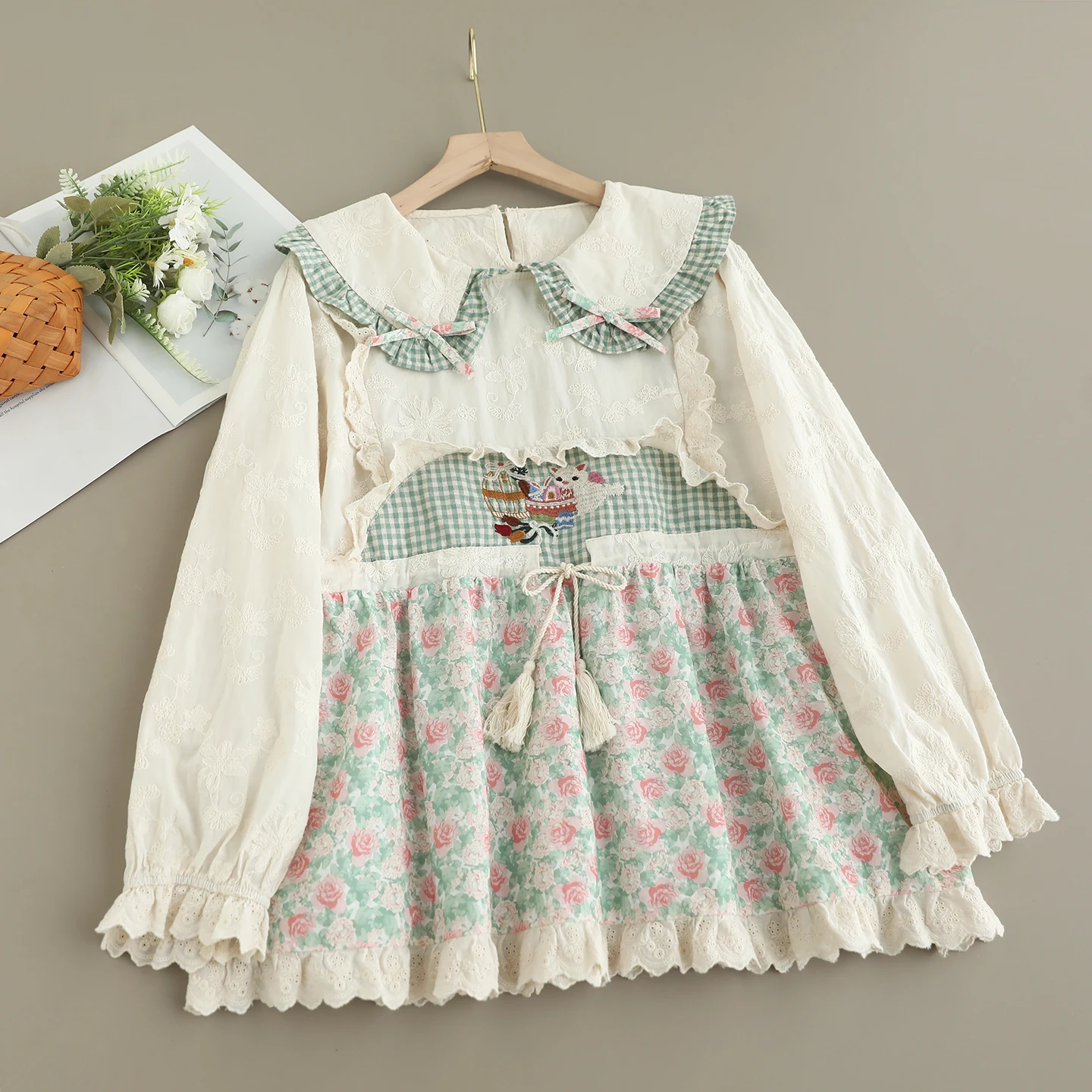 Японские винтажные хлопковые рубашки в клетку с цветочным принтом Mori Girl, женские осенние повседневные блузки с воротником Питера Пэна и длинными рукавами
Японские винтажные хлопковые рубашки в клетку с цветочным принтом Mori Girl, женские осенние повседневные блузки с воротником Питера Пэна и длинными рукавами