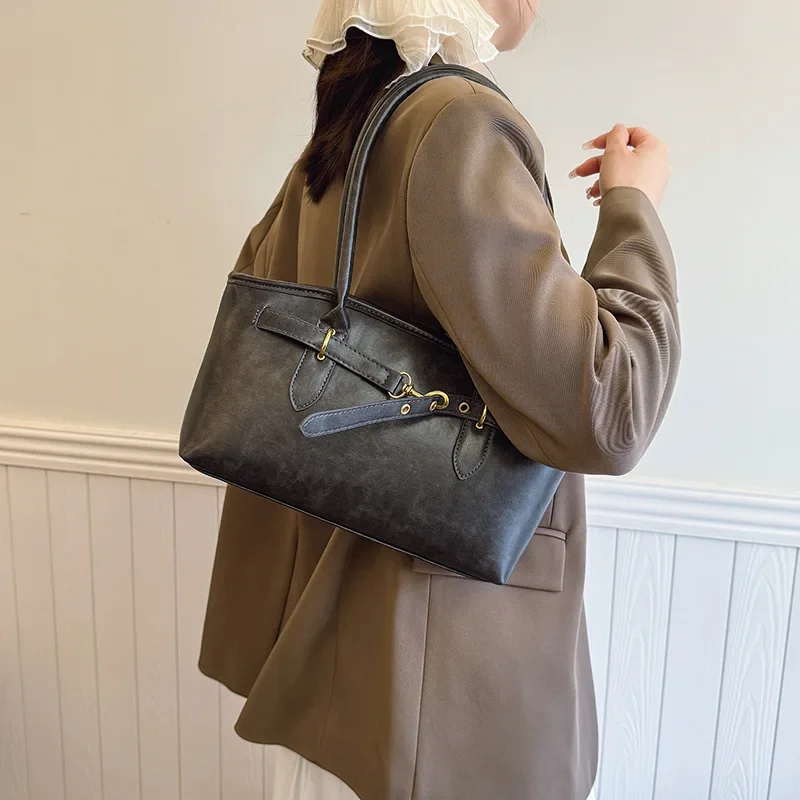 2025 New PU Fashion Niche High Sense Single Back Underarm Commuter Women's Bag Handbags Luxury Designer Handbag
2025 New PU Fashion Niche High Sense Single Back Underarm Commuter Women's Bag Handbags Luxury Designer Handbag