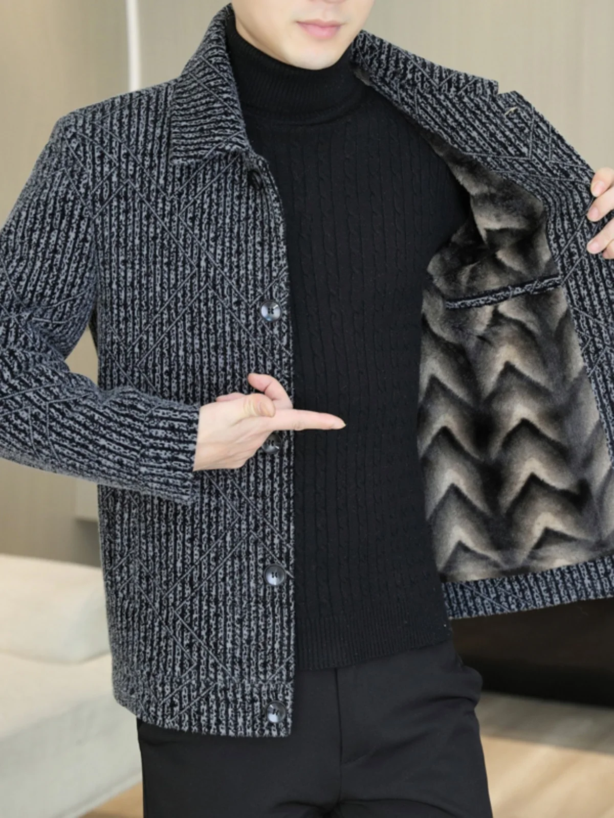 Мужское шерстяное пальто на осень-зиму с подкладкой из золотистого норкового бархата, утепленное, молодежное, с одной пуговицей, в стиле Vitali Sle
Мужское шерстяное пальто на осень-зиму с подкладкой из золотистого норкового бархата, утепленное, молодежное, с одной пуговицей, в стиле Vitali Sle