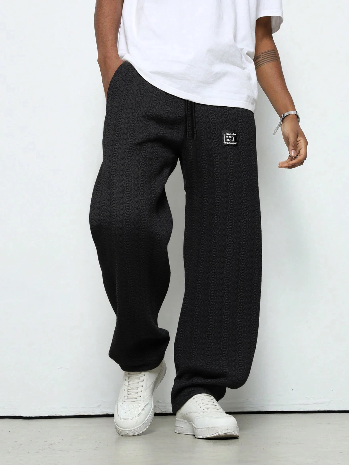 Men's fashionable and casual loose jacquard straight pants, personalized casual texture pants, men's sports pants and jogging
Men's fashionable and casual loose jacquard straight pants, personalized casual texture pants, men's sports pants and jogging