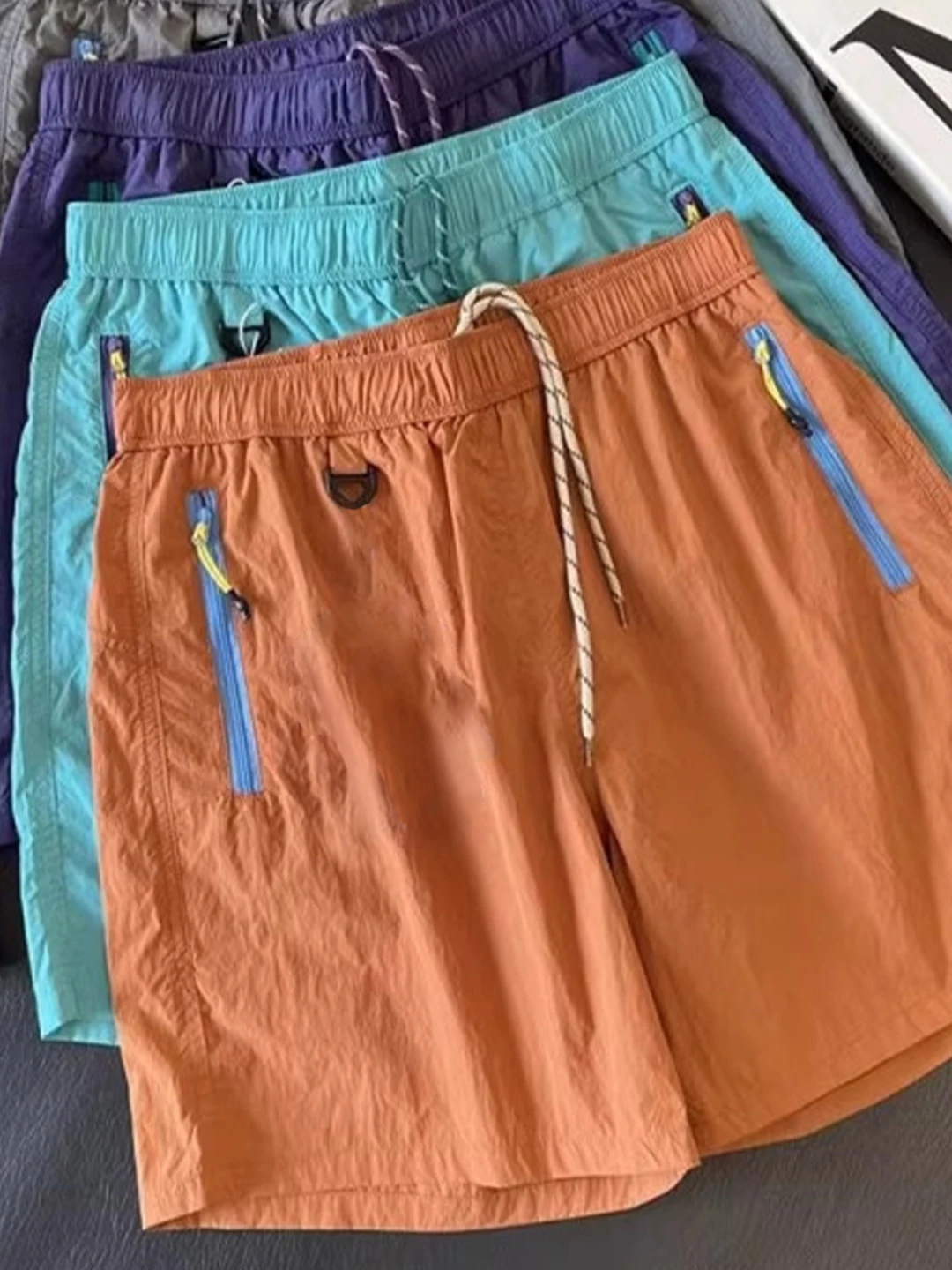 Мужские летние тонкие шорты из ледяного шелка для подростков, для баскетбола, бега, фитнеса, быстросохнущие спортивные пляжные шорты средней длины
Мужские летние тонкие шорты из ледяного шелка для подростков, для баскетбола, бега, фитнеса, быстросохнущие спортивные пляжные шорты средней длины