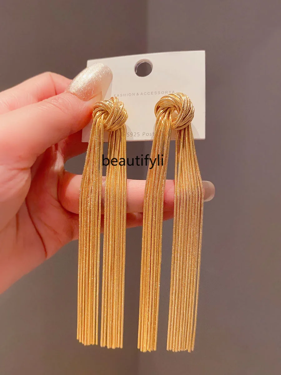 Tassel earrings, high-end temperament, long earrings, gold exaggerated niche earrings.
Tassel earrings, high-end temperament, long earrings, gold exaggerated niche earrings.