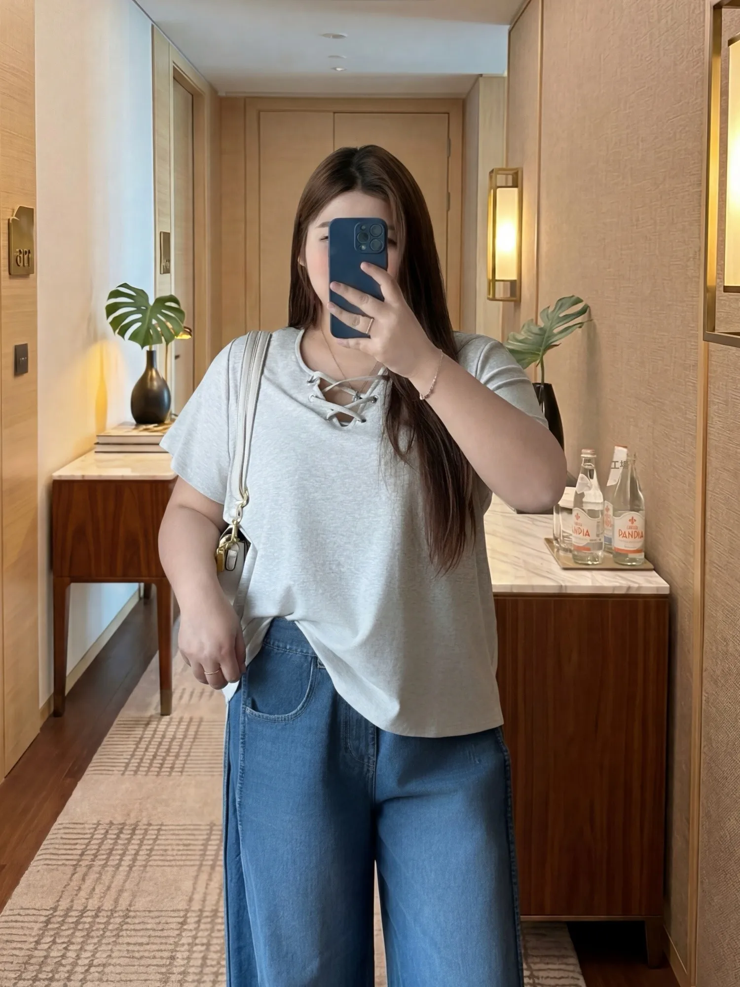Fashionable V-Neck Short Sleeve T-Shirt Women's plus Size Summer New Style Slimming Top Commute Simple Standard Fit Chinese
Fashionable V-Neck Short Sleeve T-Shirt Women's plus Size Summer New Style Slimming Top Commute Simple Standard Fit Chinese