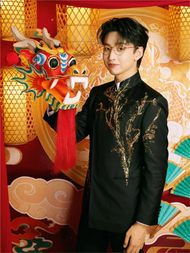 A stand-up collar handcrafted beaded Zhongshan style men's new Chinese-style suit
A stand-up collar handcrafted beaded Zhongshan style men's new Chinese-style suit