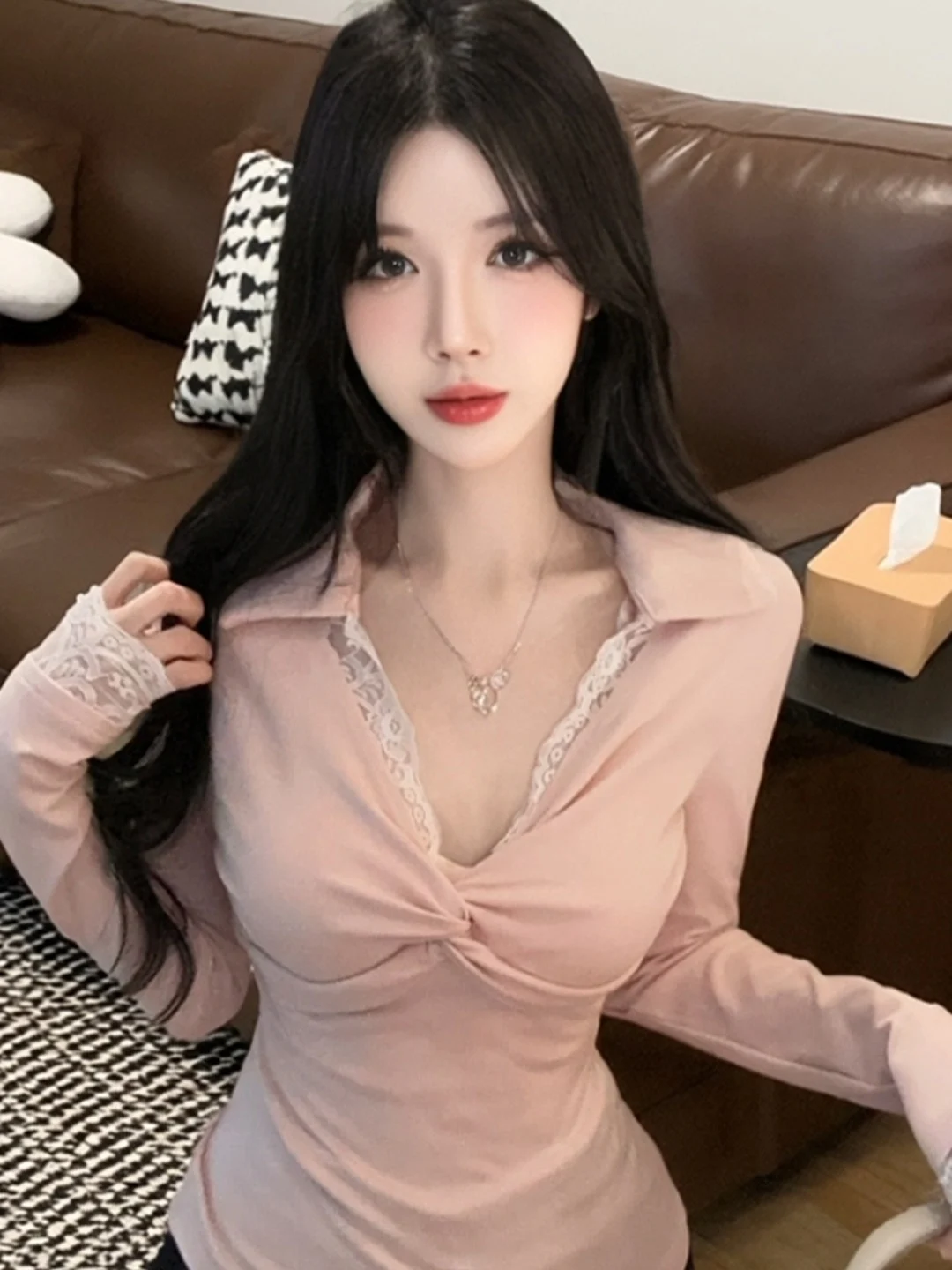 Korean Style Sweet Spicy Girl Lace Splice V-neck Twist Knot Women's T-shirt Slimming Turn-down Collar Top Citywalk Skin-frien...
Korean Style Sweet Spicy Girl Lace Splice V-neck Twist Knot Women's T-shirt Slimming Turn-down Collar Top Citywalk Skin-frien...