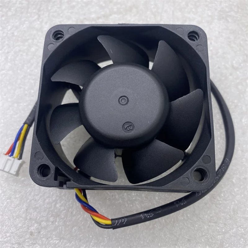 M DA06025B12UG DC 12 В 0,70 А 60x60x25 мм 4-проводной охлаждающий вентилятор для сервера
M DA06025B12UG DC 12 В 0,70 А 60x60x25 мм 4-проводной охлаждающий вентилятор для сервера