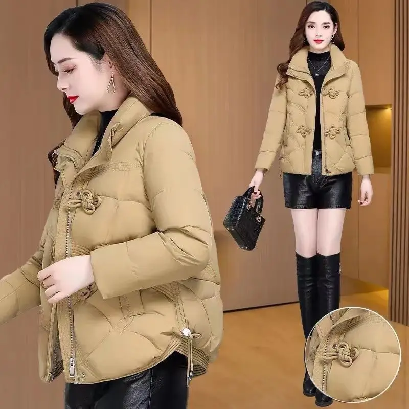 Зимняя утепленная хлопковая куртка для женщин: модная, теплая, свободного кроя, большого размера, пуховик с воротником-стойкой, на молнии, однотонная, для повседневной носки
Зимняя утепленная хлопковая куртка для женщин: модная, теплая, свободного кроя, большого размера, пуховик с воротником-стойкой, на молнии, однотонная, для повседневной носки