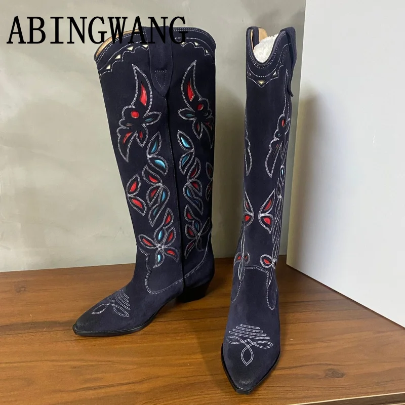 2026 Spring Autumn New Suede Leather Embroidery Square Heel Long boots Pointed Toe Sexy Party Shoes For Women Mujer
2026 Spring Autumn New Suede Leather Embroidery Square Heel Long boots Pointed Toe Sexy Party Shoes For Women Mujer
