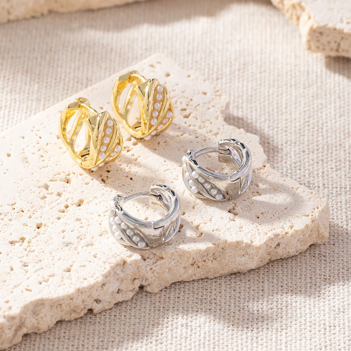 1 Pair of Simple Light Luxury Metal Copper Cold Wind Winding Pearl Zircon Ear Buckle High Quality Geometric All-matching Earring
1 Pair of Simple Light Luxury Metal Copper Cold Wind Winding Pearl Zircon Ear Buckle High Quality Geometric All-matching Earring