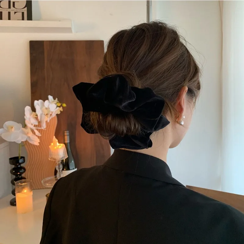 Luxury Black Velvet Scrunchie Large Pearl Pleated 1Pc Elegant Soft Non Slip Strong Elastic Ponytail Holder Daily Hair Accessory
Luxury Black Velvet Scrunchie Large Pearl Pleated 1Pc Elegant Soft Non Slip Strong Elastic Ponytail Holder Daily Hair Accessory