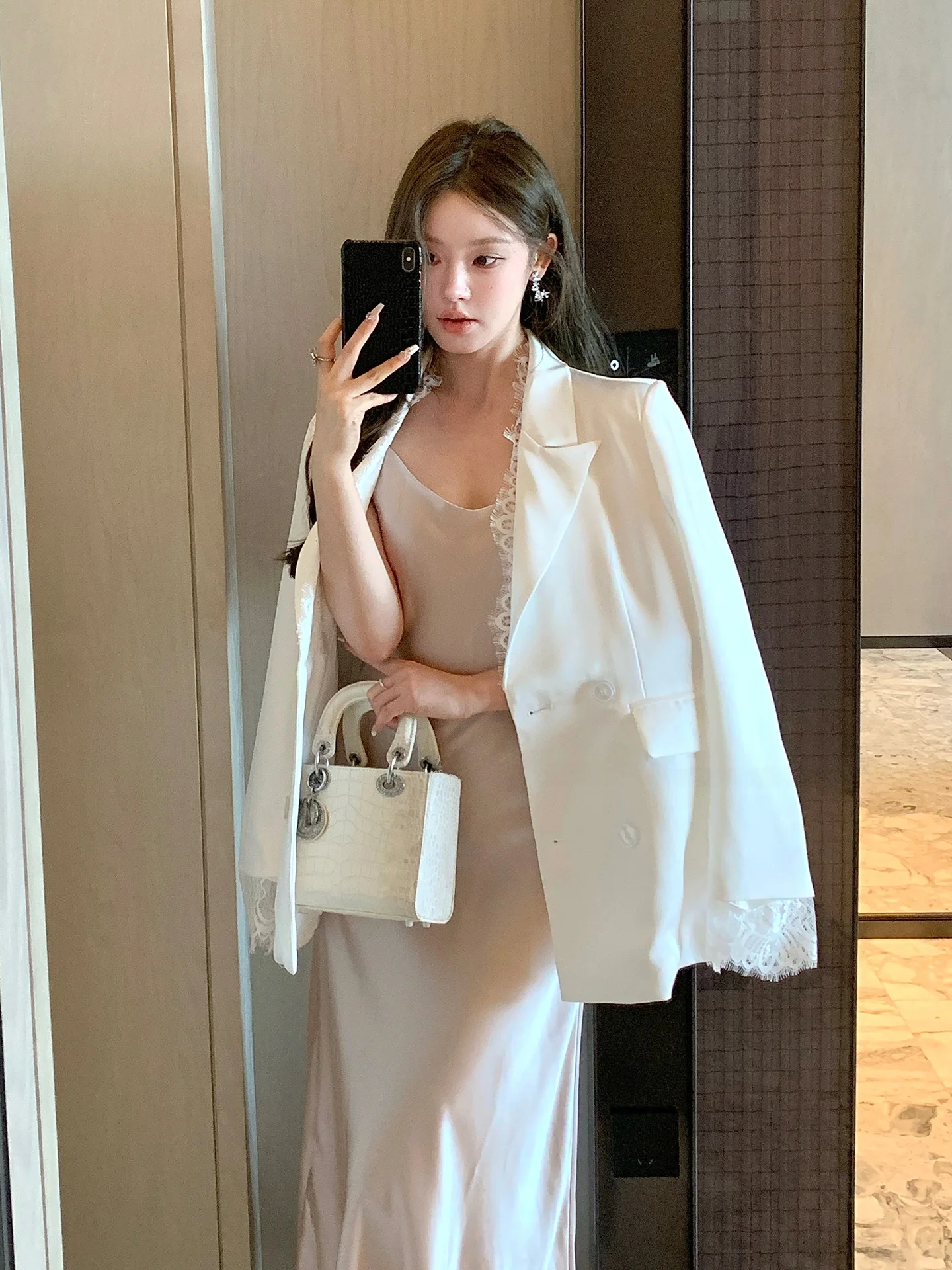 FanyFloss двубортный свободный кружевной костюм OL Jaet женский роскошный повседневный костюм с французской вышивкой и вырезами, украшенный
FanyFloss двубортный свободный кружевной костюм OL Jaet женский роскошный повседневный костюм с французской вышивкой и вырезами, украшенный