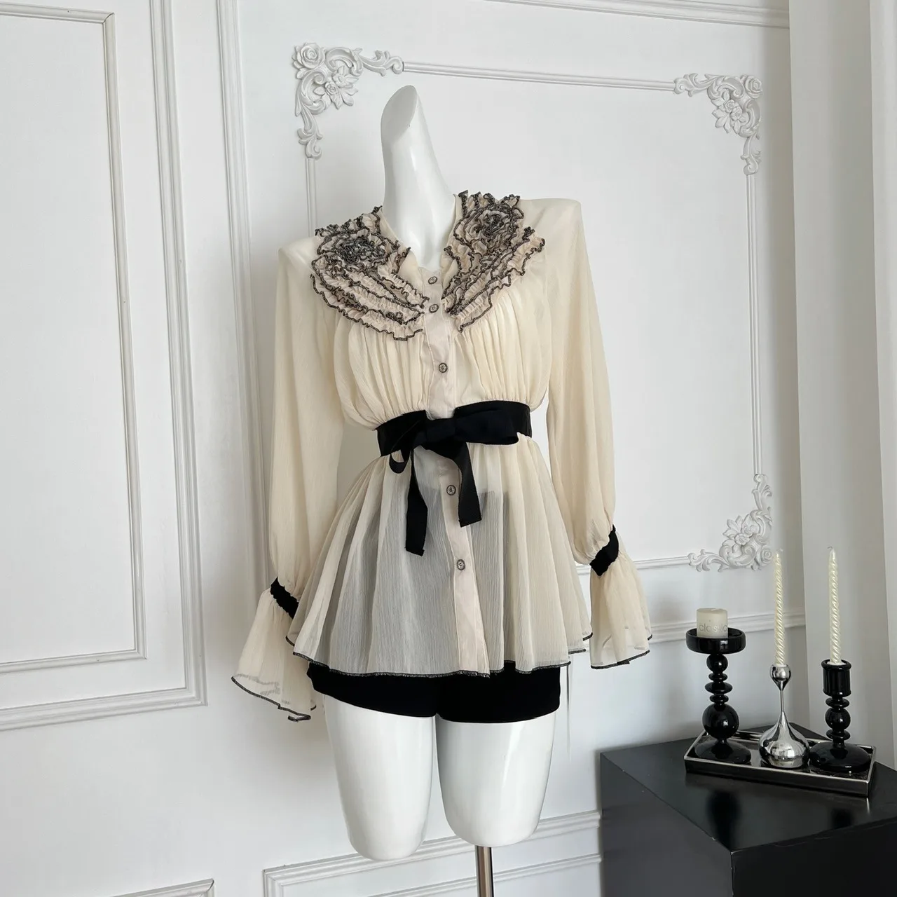 Fene Lace Trim Belted Long Sve Silk irt Women's Autumn Design Sense Trendy Top High Waist Tied Ribbon Design
Fene Lace Trim Belted Long Sve Silk irt Women's Autumn Design Sense Trendy Top High Waist Tied Ribbon Design