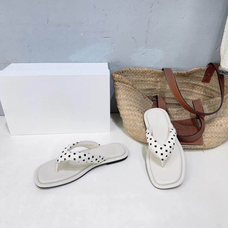 Ma Mao flip flops, women's summer new style, worn outside, sugar flat bottom, clip toe fashionable women's cool slippers
Ma Mao flip flops, women's summer new style, worn outside, sugar flat bottom, clip toe fashionable women's cool slippers