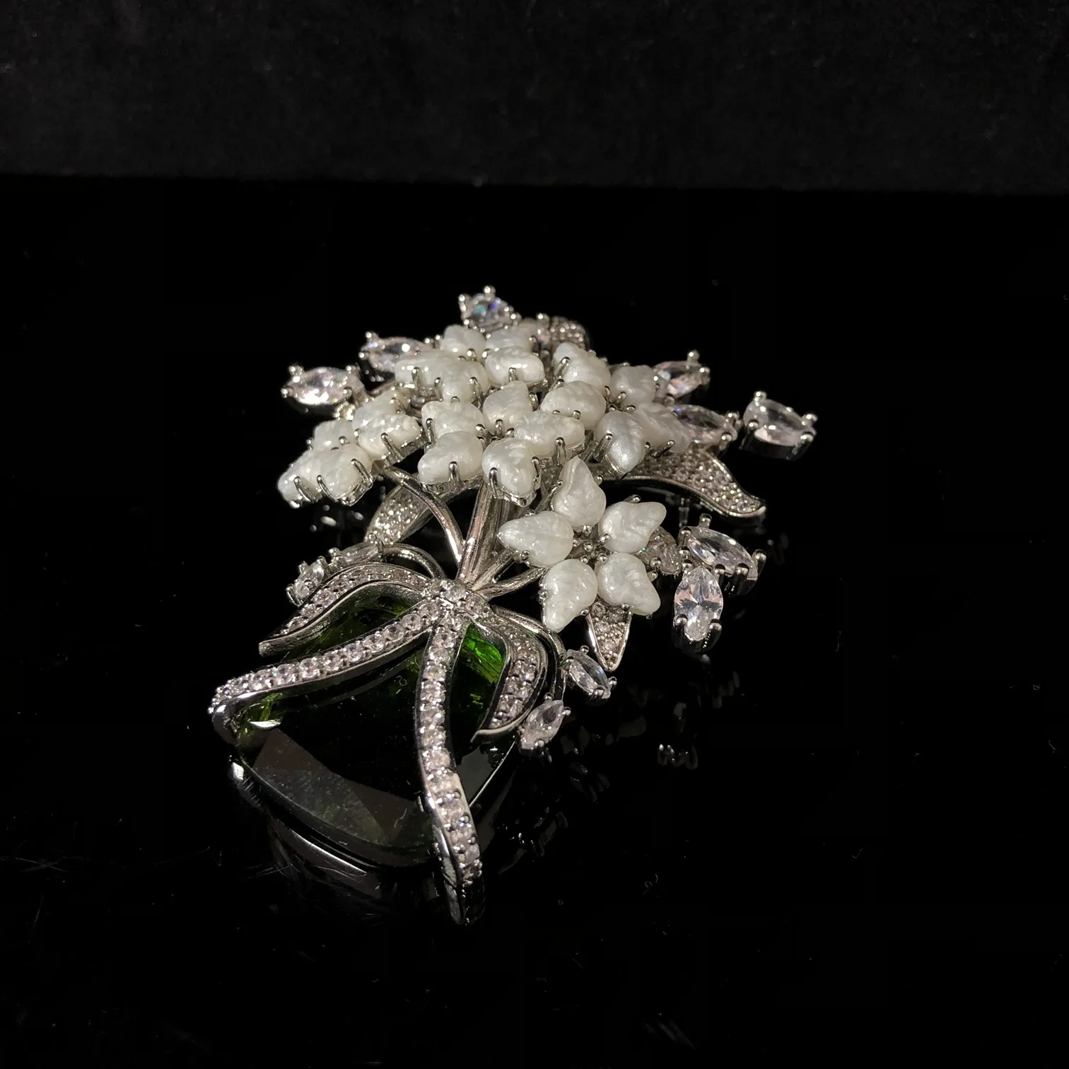 Medieval Bauhinia flower rhinestone pearl brooch fashionable clothing European brooch
Medieval Bauhinia flower rhinestone pearl brooch fashionable clothing European brooch