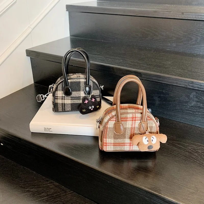 Elegant Leather Handbag For Ladies, Stylish Messenger Design, Luxury Brand Perfect For Shopping Or Dining
Elegant Leather Handbag For Ladies, Stylish Messenger Design, Luxury Brand Perfect For Shopping Or Dining