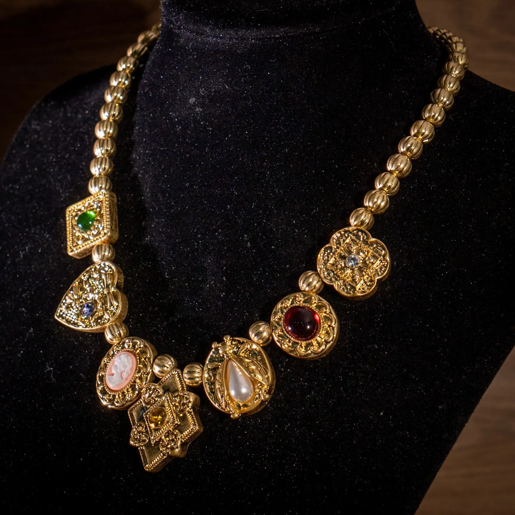 European and American vintage tassel, glass pearls, various wearing methods, sweater chains, necklaces
European and American vintage tassel, glass pearls, various wearing methods, sweater chains, necklaces