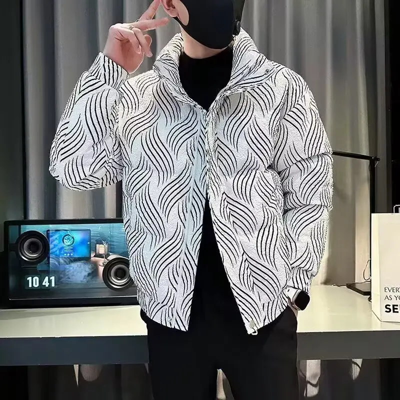 Мужская повседневная хлопковая куртка свободного кроя в черно-белую полоску от американского модного бренда, осенне-зимняя, больших размеров, в уличном стиле.
Мужская повседневная хлопковая куртка свободного кроя в черно-белую полоску от американского модного бренда, осенне-зимняя, больших размеров, в уличном стиле.