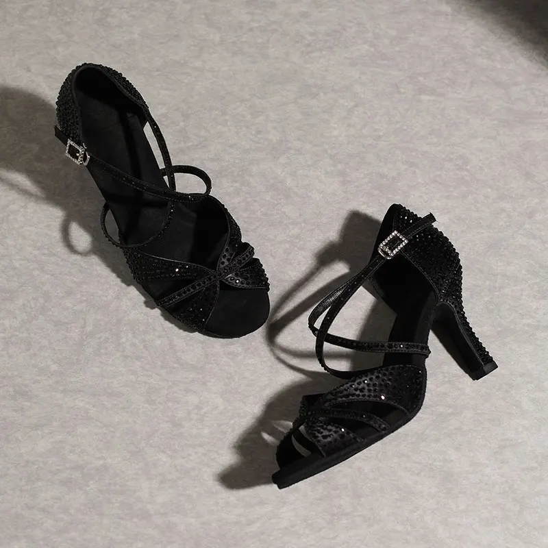 Новые туфли для латинских танцев на высоком каблуке с бриллиантами для женщин и взрослых, черные туфли для квадратных танцев, модные сандалии на мягкой подошве для латинских танцев
Новые туфли для латинских танцев на высоком каблуке с бриллиантами для женщин и взрослых, черные туфли для квадратных танцев, модные сандалии на мягкой подошве для латинских танцев