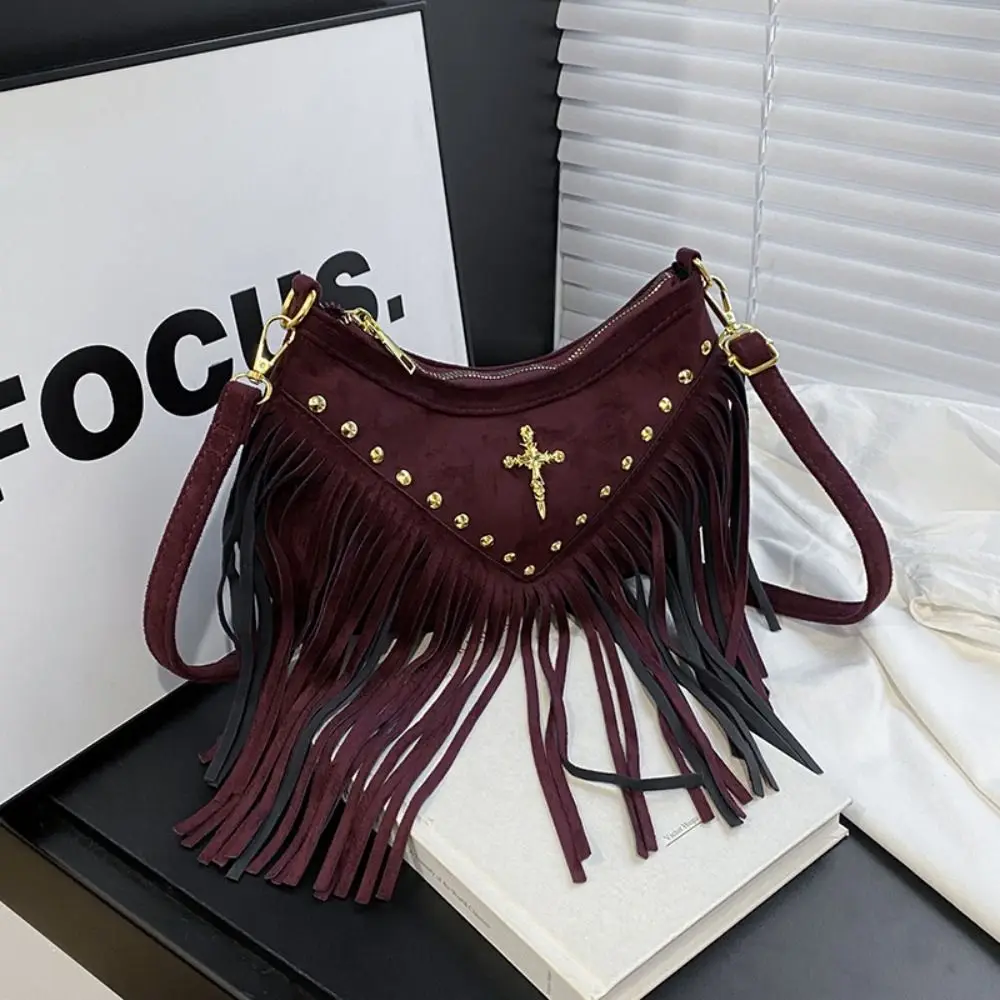 Модная корейская сумка через плечо с кисточками и заклепками из искусственной кожи, замшевая сумка через плечо, винтажная сумка в богемном стиле в этническом стиле, дорожная сумка 
Модная корейская сумка через плечо с кисточками и заклепками из искусственной кожи, замшевая сумка через плечо, винтажная сумка в богемном стиле в этническом стиле, дорожная сумка