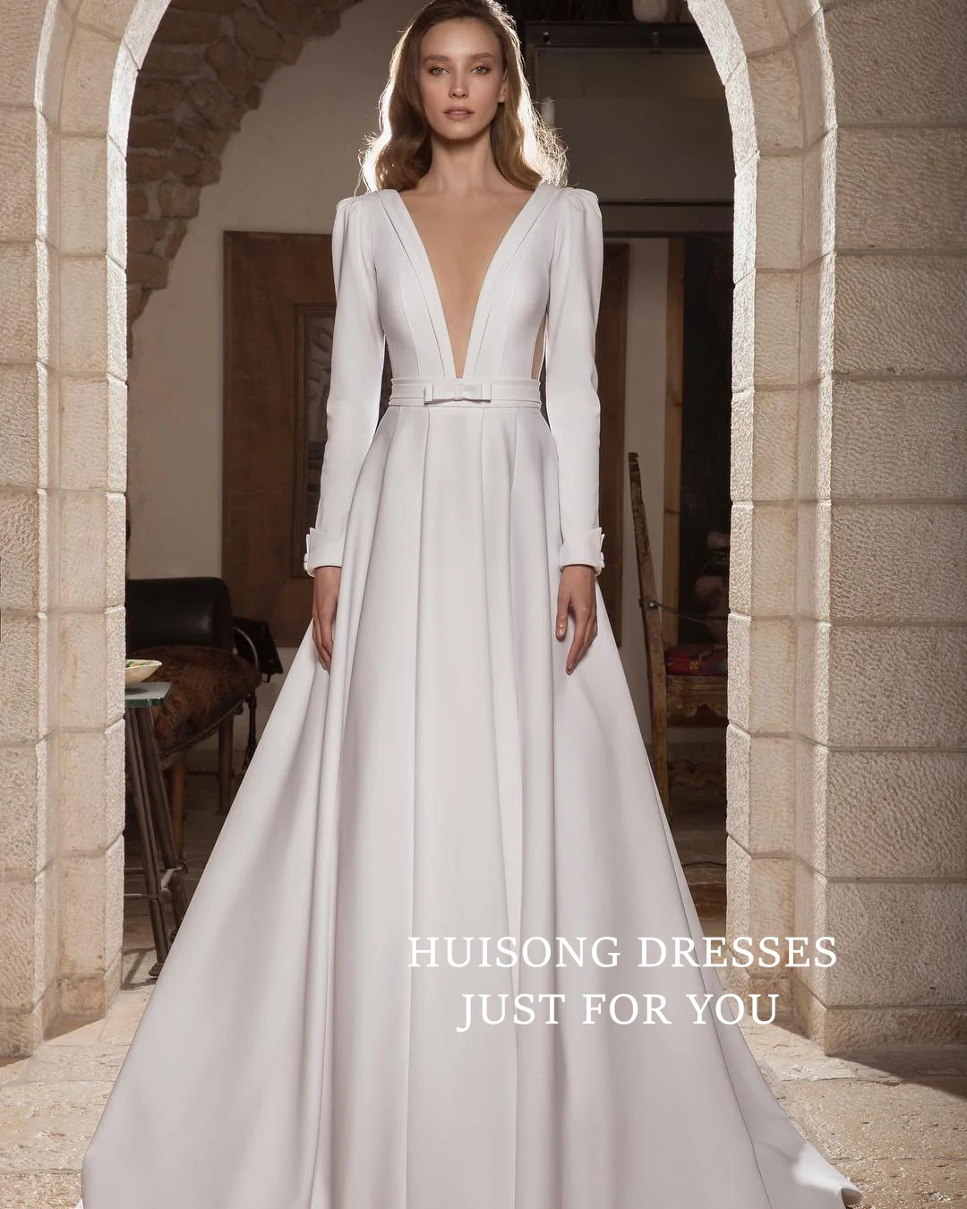 HUISONG Customized robe de mariée Satin Wedding Dresses V-Neck Long Sleeves A-Line Beach Bridal Gown שמלת כלה
HUISONG Customized robe de mariée Satin Wedding Dresses V-Neck Long Sleeves A-Line Beach Bridal Gown שמלת כלה