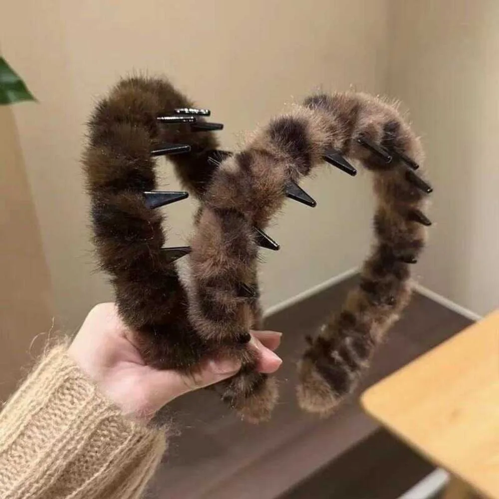 U-shaped Fuzzy Fur Headbands Leopard Prints Tooth Comb Non Slip Headbands Adjustable High Top Headpiece Hair Bands
U-shaped Fuzzy Fur Headbands Leopard Prints Tooth Comb Non Slip Headbands Adjustable High Top Headpiece Hair Bands