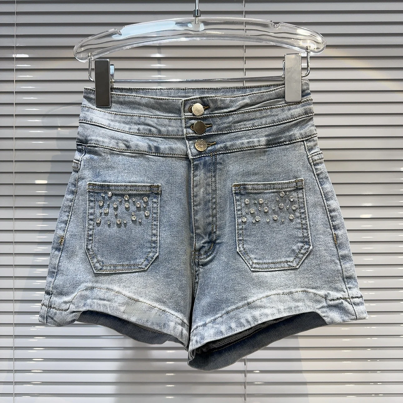 Summer 2024 High Waist Slimming Diamond Embellished Short Shorts Spicy Girl Three-quarter Length Denim Shorts Women's Fashion
Summer 2024 High Waist Slimming Diamond Embellished Short Shorts Spicy Girl Three-quarter Length Denim Shorts Women's Fashion